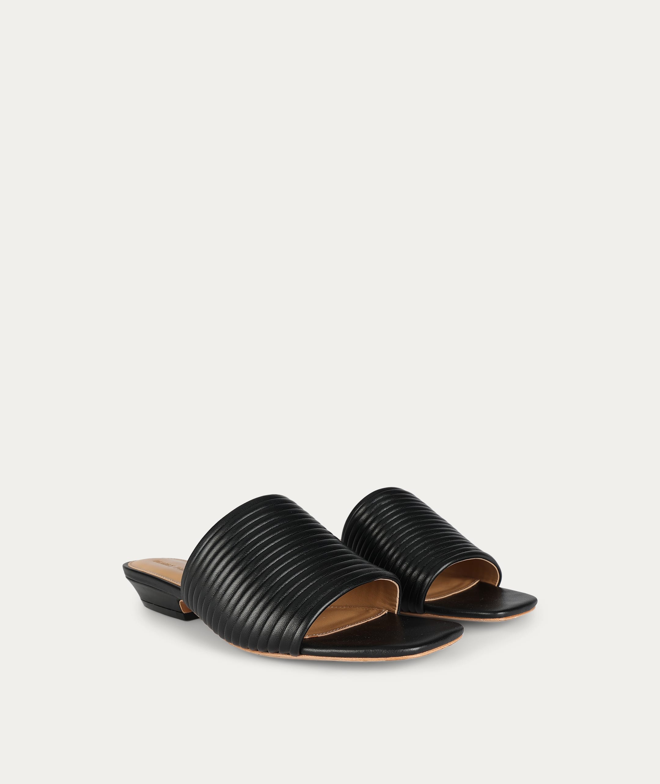Caballo Slide - Black Pleated