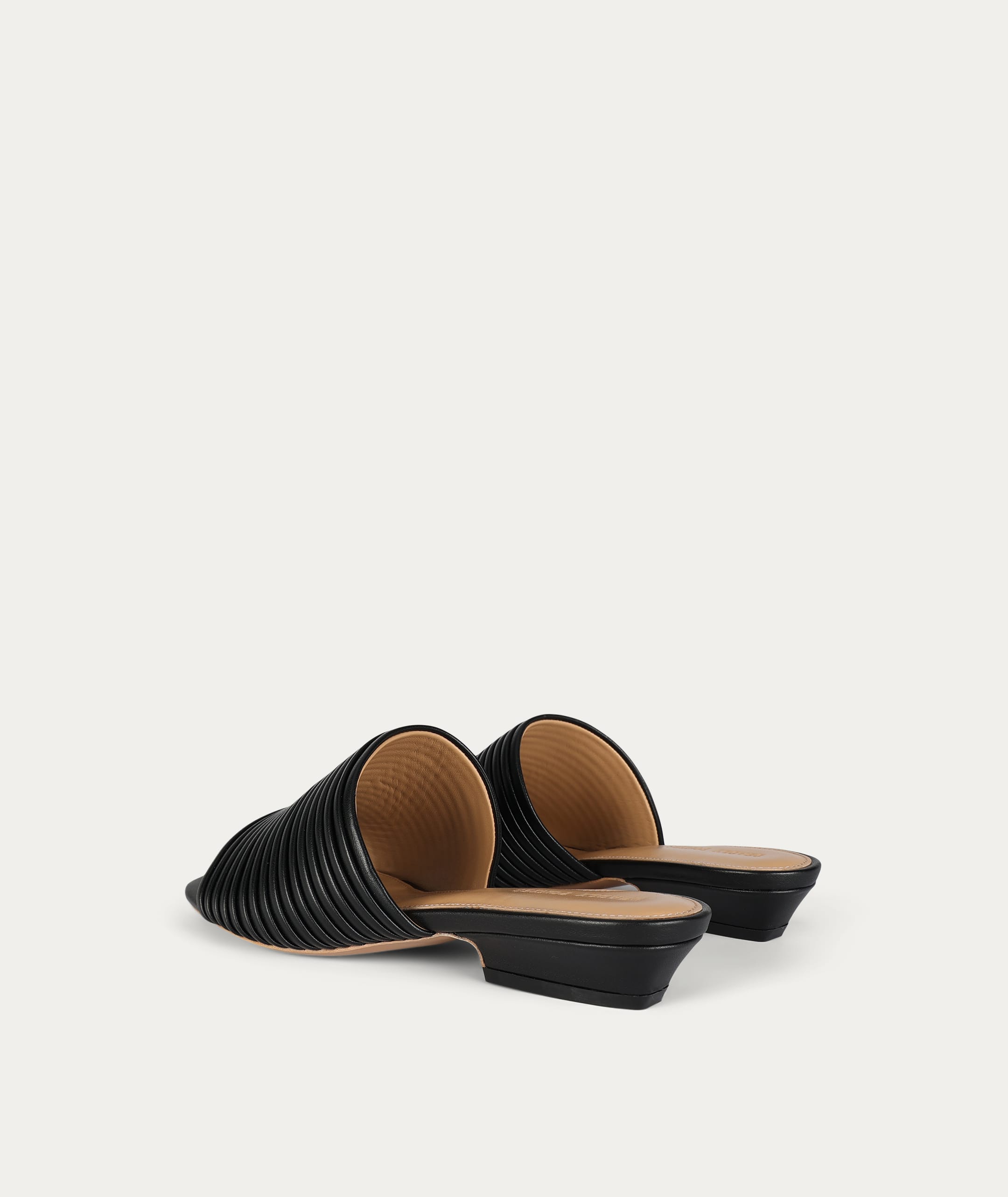 Caballo Slide - Black Pleated