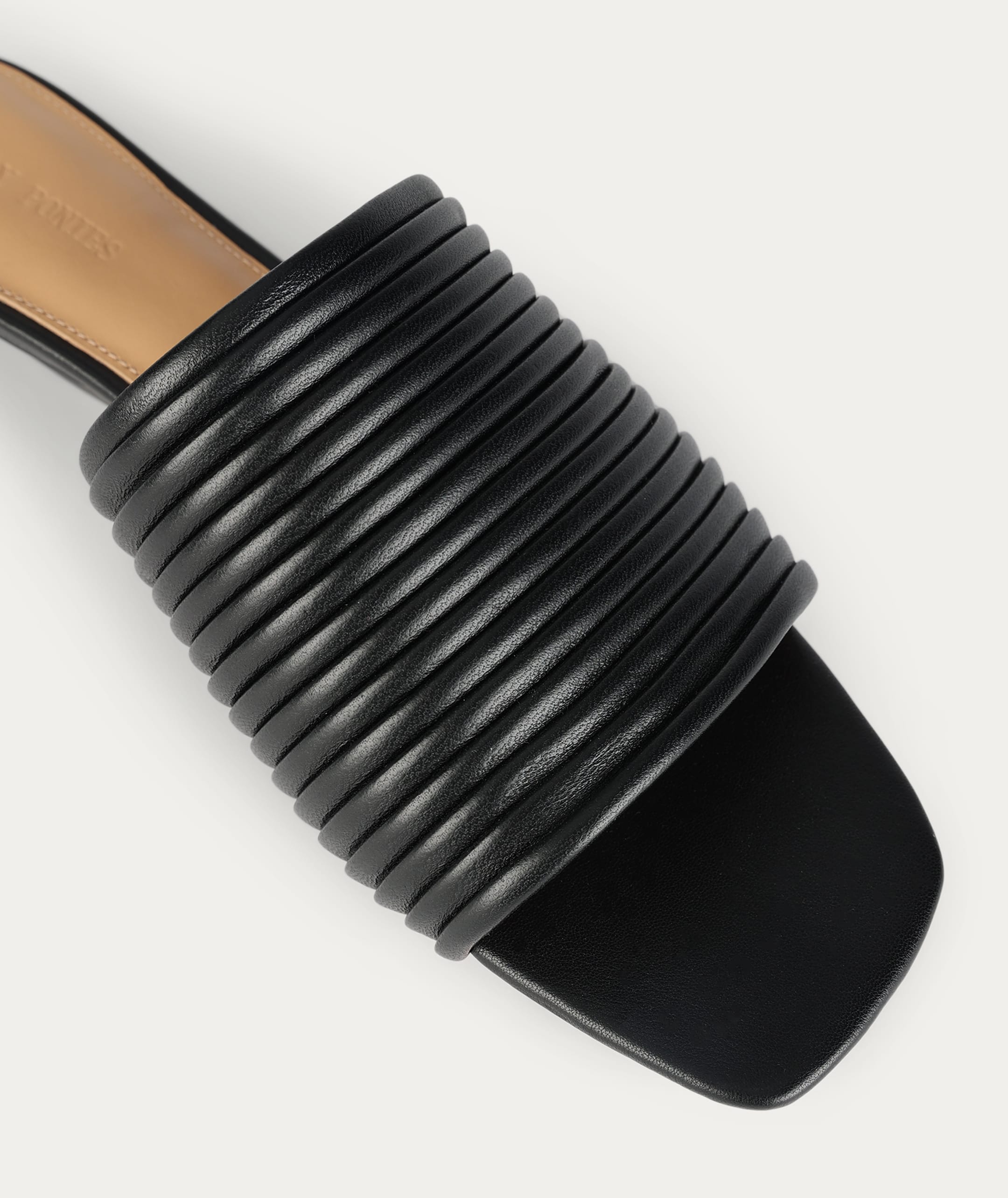 Caballo Slide - Black Pleated