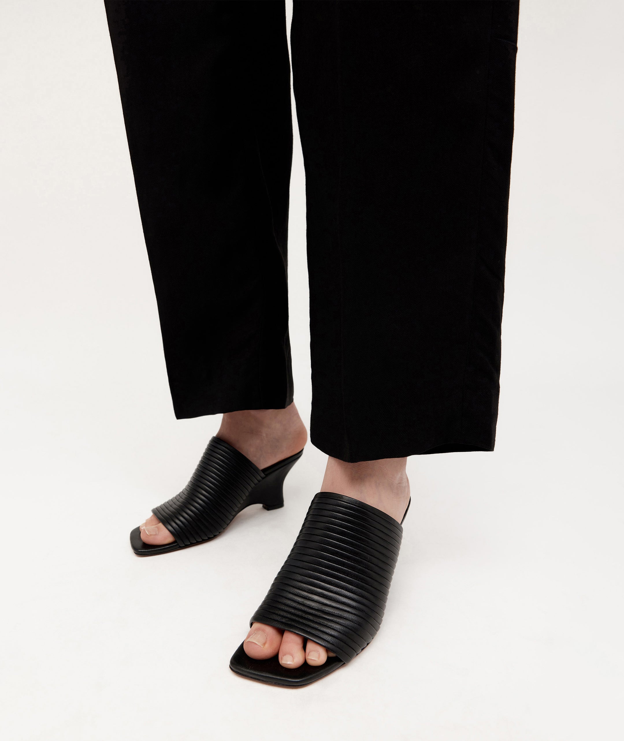 Caballo Mule - Black Pleated