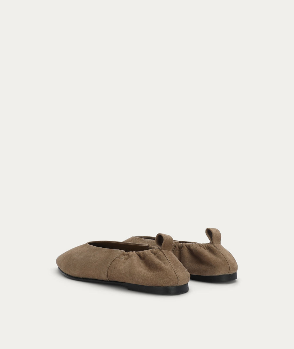 Cinch Flat - Dune Suede
